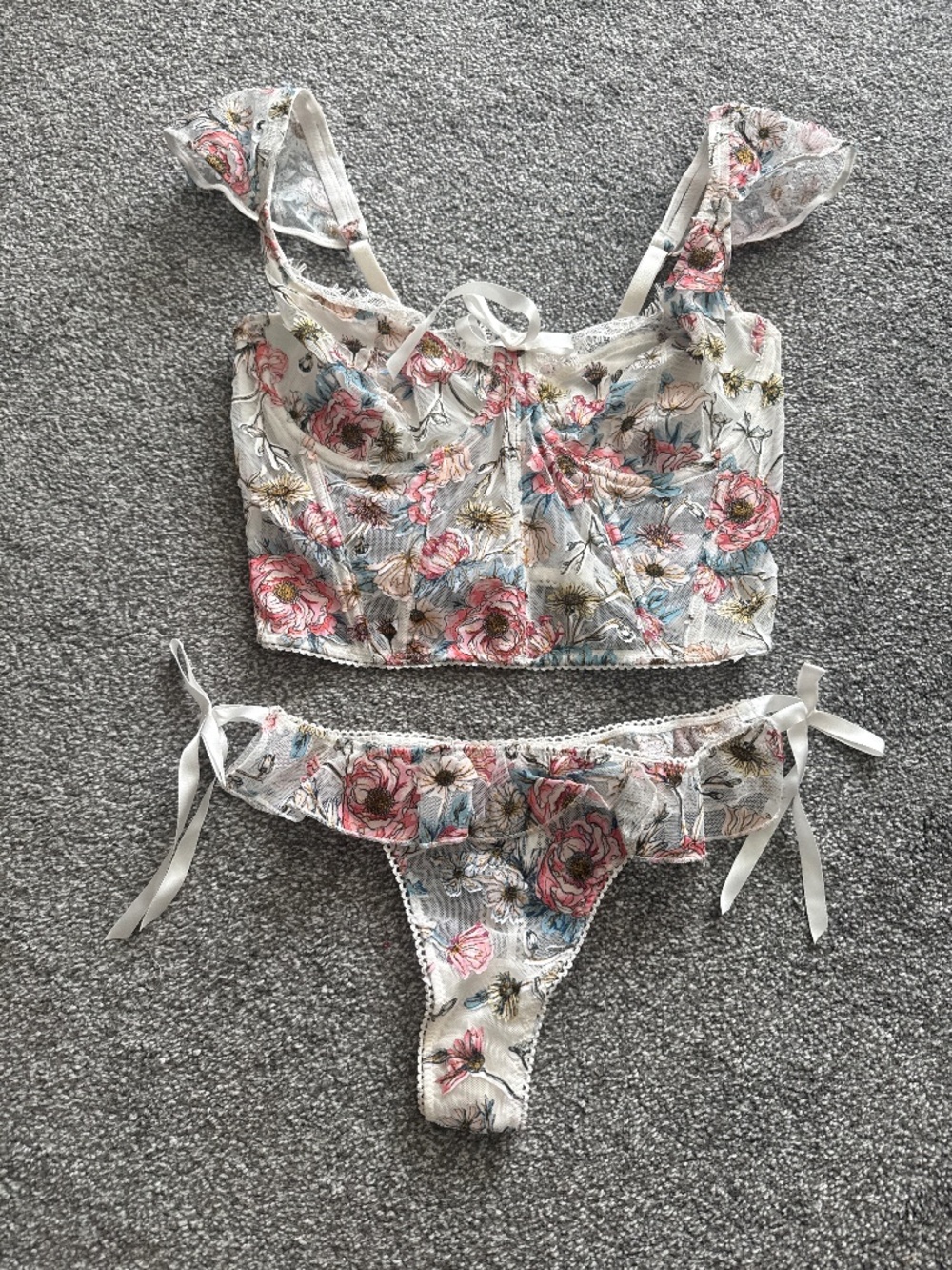 Victoria’s Secret like new corset and panty set 32DD